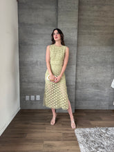 Cargar imagen en el visor de la galería, Praline - Vestido midi crochet verde salvia