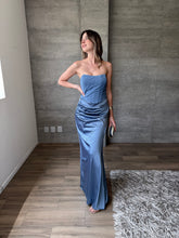 Cargar imagen en el visor de la galería, Praiano - Vestido largo strapless azul humo