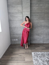 Cargar imagen en el visor de la galería, Nicola - Vestido midi plisado fucsia