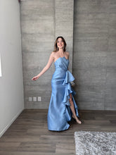 Cargar imagen en el visor de la galería, Odetta - Vestido largo strapless azul cielo