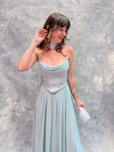 Cargar imagen en el visor de la galería, Keirah - Vestido largo strapless con corset en color menta