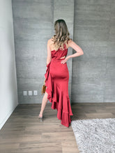 Cargar imagen en el visor de la galería, Galatea - Vestido asimétrico de satín color burdeos