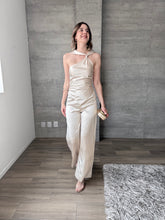Cargar imagen en el visor de la galería, Lume - Jumpsuir de satin color champagne