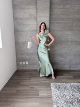 Cargar imagen en el visor de la galería, Francesca - Vestido largo de satín verde polvo
