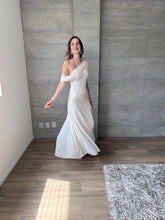 Cargar imagen en el visor de la galería, Noa - Vestido largo de un hombro blanco crudo