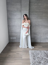 Cargar imagen en el visor de la galería, Arabelle - Vestido largo con capa crema