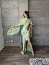 Cargar imagen en el visor de la galería, Perlaire - Vestido largo satinado verde salvia