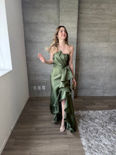 Cargar imagen en el visor de la galería, Odetta - Vestido strapless con olanes color olivo