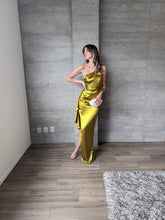 Cargar imagen en el visor de la galería, Duna - Vestido largo satinado verde