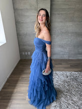 Cargar imagen en el visor de la galería, Ello - Vestido largo hombros caídos de tul azul humo