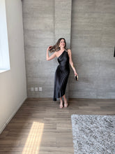 Cargar imagen en el visor de la galería, Nicola - Vestido midi plisado negro