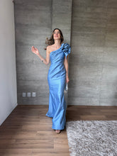 Cargar imagen en el visor de la galería, Cornelia - Vestido largo satinado azul