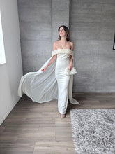 Cargar imagen en el visor de la galería, Arabelle - Vestido largo con capa crema