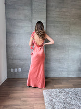 Cargar imagen en el visor de la galería, Francesca - Vestido largo satinado rosa