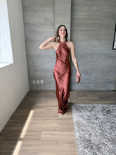 Cargar imagen en el visor de la galería, Lisai - Vestido largo halter satinado terracota