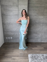 Cargar imagen en el visor de la galería, Caliz - Vestido largo satinado azul claro