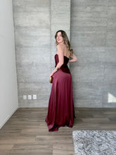 Cargar imagen en el visor de la galería, Nerissa - Vestido largo strapless vino