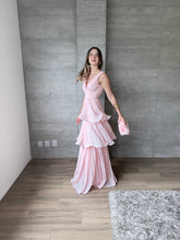 Cargar imagen en el visor de la galería, Juliette - Vestido largo plisado con olanes rosa pastel