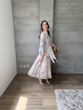 Cargar imagen en el visor de la galería, Brielle - Vestido midi beige con estampado floral
