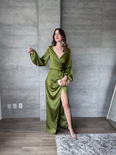 Cargar imagen en el visor de la galería, Cecile - Vestido largo satinado olivo