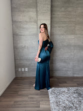 Cargar imagen en el visor de la galería, Polina - Vestido largo de satín con una manga verde azulado