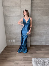 Cargar imagen en el visor de la galería, Lula - Vestido largo de satín verde azulado