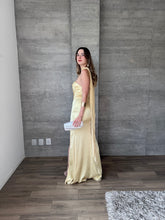 Cargar imagen en el visor de la galería, Marena - Vestido strapless de satín amarillo