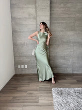 Cargar imagen en el visor de la galería, Francesca - Vestido largo de satín verde polvo