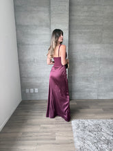 Cargar imagen en el visor de la galería, Antehia - Vestido largo falda satinada ciruela