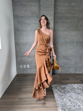 Cargar imagen en el visor de la galería, Galatea - Vestido largo asimétrico de satín color chocolate