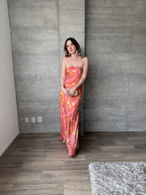 Cargar imagen en el visor de la galería, Freesia - Vestido strapless de satín multicolor