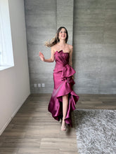 Cargar imagen en el visor de la galería, Odetta - Vestido largo strapless con olanes vino