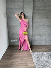 Cargar imagen en el visor de la galería, Renata - Vestido largo satinado asimétrico rosa