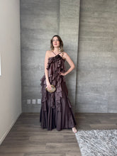 Cargar imagen en el visor de la galería, Hilda - Vestido largo con olanes color chocolate