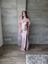 Cargar imagen en el visor de la galería, Perlaire - Vestido largo satinado rosa palo