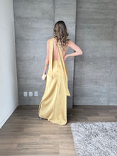 Cargar imagen en el visor de la galería, Milah - Vestido largo halter de satín dorado