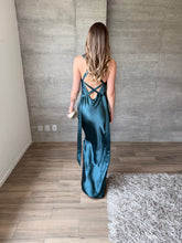 Cargar imagen en el visor de la galería, Masha - Vestido largo satinado verde azulado