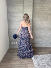 Cargar imagen en el visor de la galería, Coraline - Vestido strapless de tul con olanes azul marino