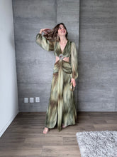 Cargar imagen en el visor de la galería, Noor - Vestido largo con mangas estampado color olivo
