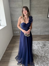 Cargar imagen en el visor de la galería, Minerva - Vestido largo de tul con escarola marino