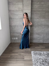 Cargar imagen en el visor de la galería, Lula - Vestido largo de satín verde azulado