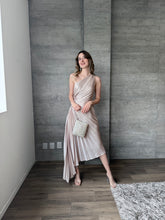 Cargar imagen en el visor de la galería, Nicola - Vestido midi plisado color taupe