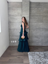 Cargar imagen en el visor de la galería, Juliette - Vestido largo plisado color esmeralda