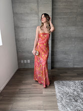 Cargar imagen en el visor de la galería, Freesia - Vestido strapless de satín multicolor