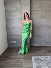 Cargar imagen en el visor de la galería, Ciana - Vestido largo satinado verde