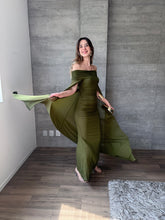 Cargar imagen en el visor de la galería, Venus - Vestido largo strapless con capa olivo
