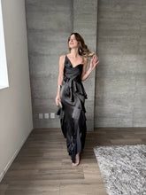 Cargar imagen en el visor de la galería, Agatha - Vestido largo de satin con olanes negro