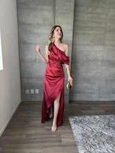 Cargar imagen en el visor de la galería, Renata - Vestido largo satinado vino