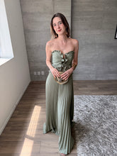 Cargar imagen en el visor de la galería, Loretta - Vestido largo plisado verde sage