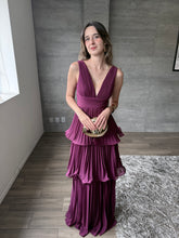 Cargar imagen en el visor de la galería, Juliette - Vestido largo plisado con olanes ciruela